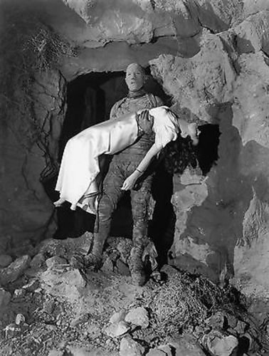 Kharis the mummy carrying the girl in The Mummy's Hand