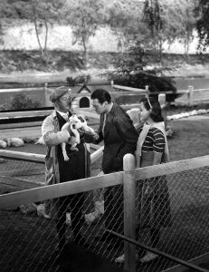 Billy Bevan sells a dog to Douglas Fairbanks Jr. and Paulette Goddard
