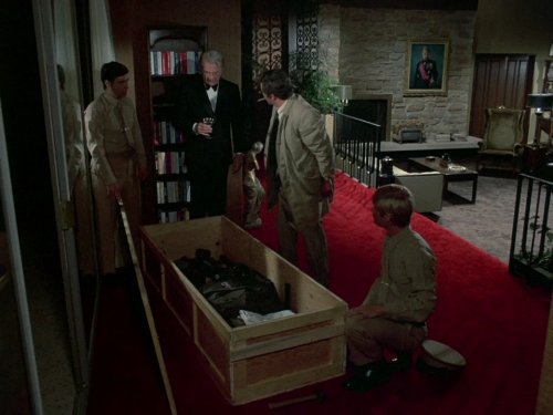 Eddie Albert, Peter Falk, and a box full of souvenirs in Columbo