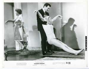 Thelma Ritter and Tony Curtis dragging one of his fiancees, who's been drugged unconscious