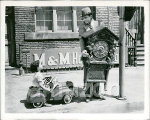 Red Skelton crossing the road with a cuckoo clock in "The Yellow Cab Man"
