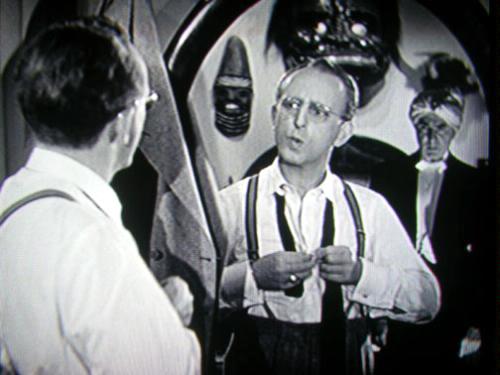 Kay Kyser sees Bela's reflection in his mirror