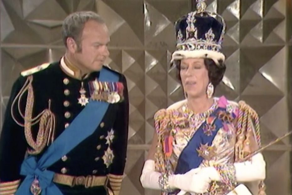 The Carol Burnett Show - S3:E4 - Comedian Scoey Mitchell is Carol's guest for this episode. Highlights include "The Queen Elizabeth Show" including a Q&A, and a "Queen & Sis" sketch